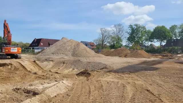 Abgerissene Grundschule An der Heide mit planiertem Grundstück und Erdhügeln | Foto: Gemeinde Neu Wulmstorf
