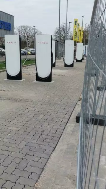 16 E-Ladesäulen der Marke Tesla entstanden jüngst auf dem Parkplatz des FMZ in Nenndorf | Foto: WOCHENBLATT