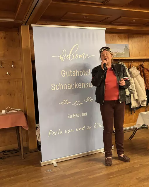 Doris Zick unterhielt die Landfrauen mit ihrem Comedy-Programm als Gutsbesitzerin "Perla von und zu Rück"  | Foto: Monika Kuhlmann