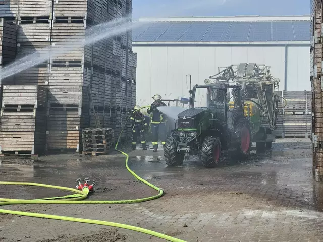 Der Trecker erlitt bei dem Brand Totalschaden | Foto: Polizei