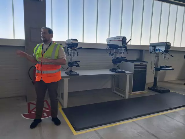 Die Azubis dürfen an nagelneuen Fräsen und Bohrern arbeiten | Foto: Anika Werner