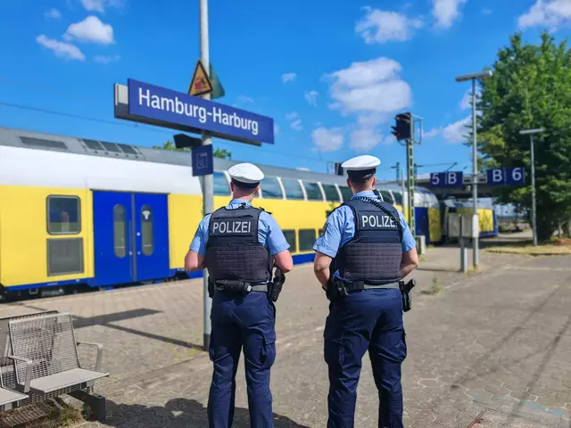 Eine Streife der Bundespolizei am Bahnsteig auf dem Weg zu einem Metronom-Zug im Bahnhof Harburg (Symbolfoto) | Foto: Bundespolizeiinspektion Hamburg