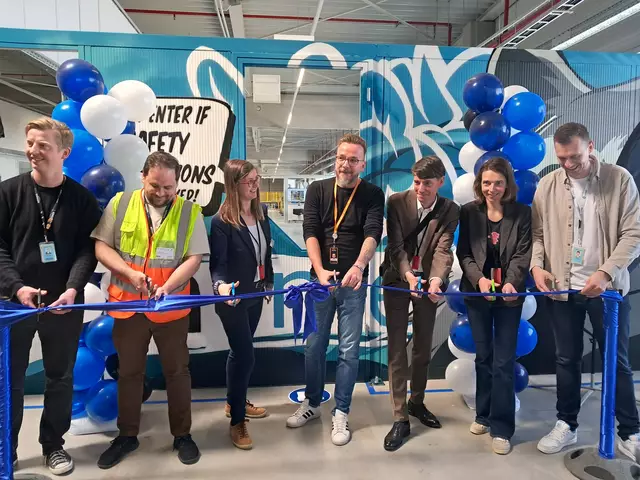 Gawyn Warneke, Technischer Leiter, Lars Brohme, Technischer Abteilungsleiter Instandhaltung, Ines Bader, Wirtschaftsförderung der Stadt Winsen, Stephan Alsgut, Ausbildungsleiter, Alexander Stark, Leiter der Stabsstelle Kreisentwicklung beim Landkreis Harburg, die Bundestagsabgeordnete Svenja Stadler und Jonas Lehmann, Leiter des Amazon-Standorts Winsen, schneiden das Band durch und eröffnen das modernste Ausbildungszentrum für Mechatroniker | Foto: Anika Werner