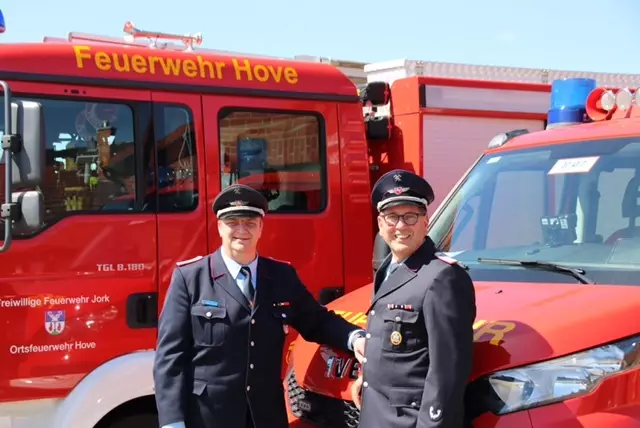 Die Ortsbrandmeister  Stefan Bleeken  (Moorende, li. ) Ulrich Riepen (Hove) freuen sich auf viele Gäste beim Jubiläumsfest und hoffen auch weitere Mitglieder | Foto: Feuerwehr