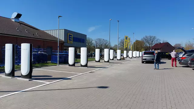 16 E-Ladesäulen der Marke Tesla entstanden jüngst auf dem Parkplatz des FMZ in Nenndorf | Foto: WOCHENBLATT