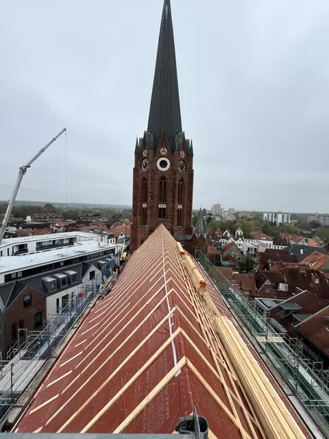 Dachdeckerarbeiten in 30 Meter Höhe | Foto: Tobias Holst