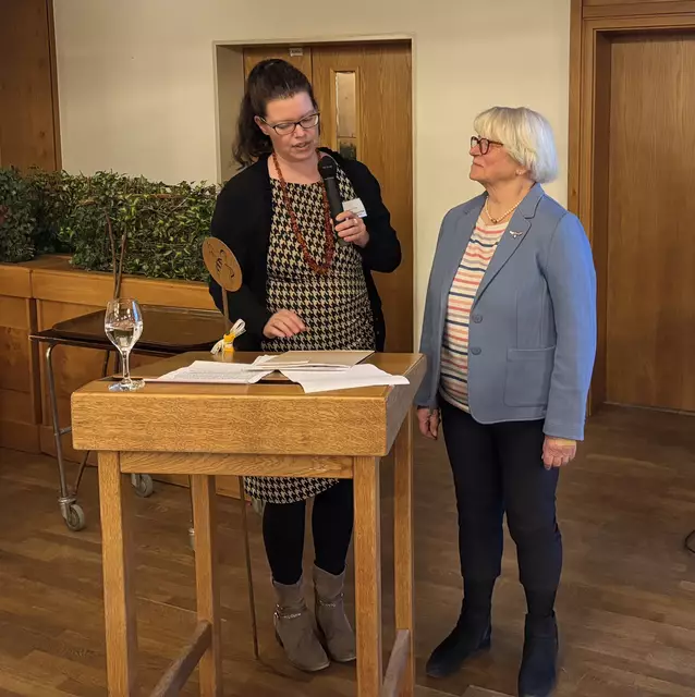 Corinna Mohrmann-Rath (li.), stellvertretende Vorsitzende des Landfrauen-Kreisverbandes, ehrte Anne Bisping für die langjährige Leitung der Garten-AG der Auetaler Landfrauen | Foto: Monika Kuhlmann