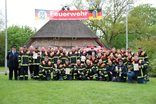 Eine tolle Kameradschaft: die beiden Ortswehren Hove und Moorende nach einem Wettkampf | Foto: Feuerwehr