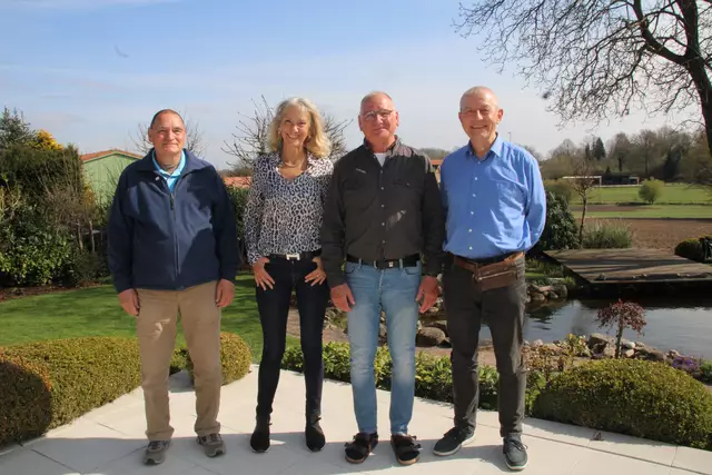 Hans Seydfried (v. li.) mit seiner Nachfolgerin Kerstin Benner und Dietmar Greiser mit seinem Nachfolger Bernhard Zimmermann