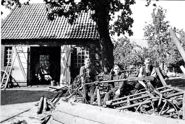 Der Betrieb vor 75 Jahren. Rechts Gründer Hans Hauschild
mit zwei Gesellen. | Foto: Hauschild
