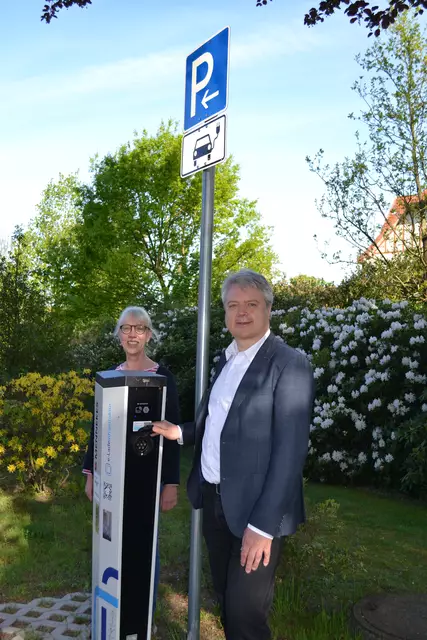 Sabine Bolz von der Verwaltung und Gemeindedirektor Dr. Peter Dörsam an der Ladesäule am Rathaus | Foto: bim