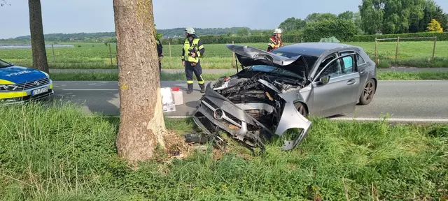 Der Pkw ist frontal mit dem Baum kollidiert | Foto: F. Höper/FFW SG Apensen