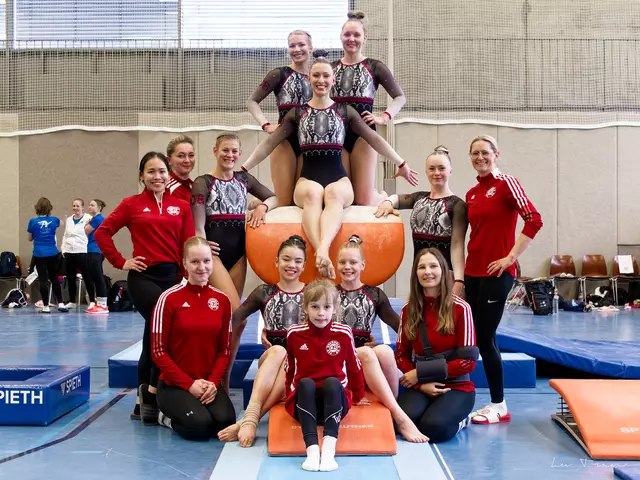 Traumhafter Bundesliga-Saisoneinstieg für das Turn-Team des TSV Buchholz 08 mit den Trainerinnen Tracie Ang (li., stehend) und Meike Scholz (re., stehend)
Das komplette 08-Turn-Team (v.l. oben): Virgenie ten Voorde, Maria Heitmann, Trainerinnen Tracie Ang und Katharina Kort, sowie Lisa Unger, Daria Hofmann, Juliane Grunwald, Trainerin Meike Scholz, Emma Schruhl, Ellen Linh Tran, "Vlada" Ozinkovska, Sarah Kleinknecht und die 8-jährige Glücksbringerin Ariane Kort (vorne, Mitte) | Foto: Lu Tran