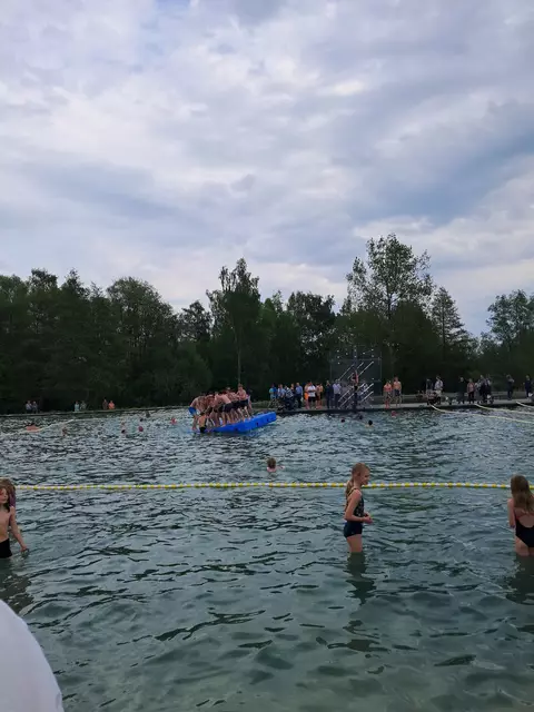 Jugendliche bringen die schwimmende Insel ordentlich zum Kippen | Foto: Anika Werner