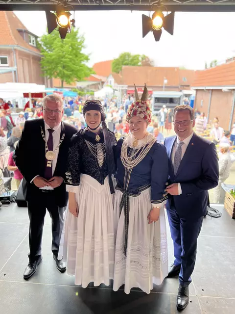 Die neue Altländer Blütenkönigin Ella Weilert mit ihrer Vorgängerin Linn Schuback und dem Jorker Bürgermeister Matthias Riel (li.) sowie Landrat Kai Seefried | Foto: Daniel Beneke/LK Stade