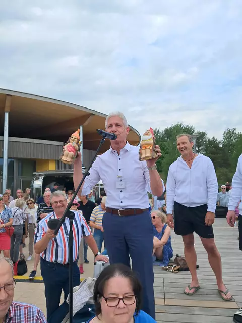 Landrat Reiner Rempe schenkte dem Naturbad zwei entspannte Gartenzwerge | Foto: Anika Werner