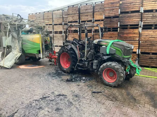 Das Feuer beschädigte den Trecker komplett | Foto: Feuerwehr