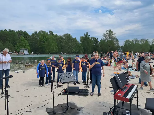 Mit Schwimmnudeln und Taucherbrillen ausgestattet trat der Kinderchor "Sternchen" auf | Foto: Anika Werner