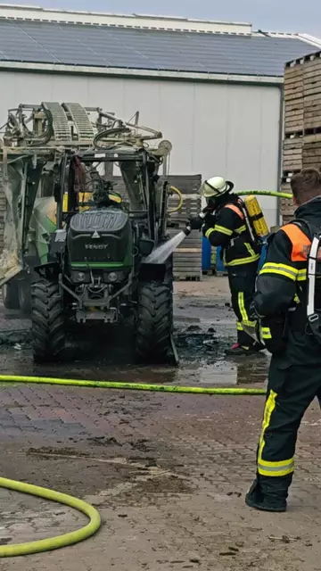Die Feuerwehrleute löschen die Glutnester ab | Foto: Feuerwehr