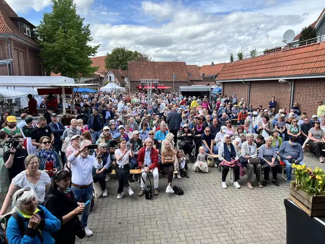 Zur Krönung der neuen Majestät haben sich zahlreiche Zuschauer eingefunden | Foto: Daniel Beneke/LK Stade
