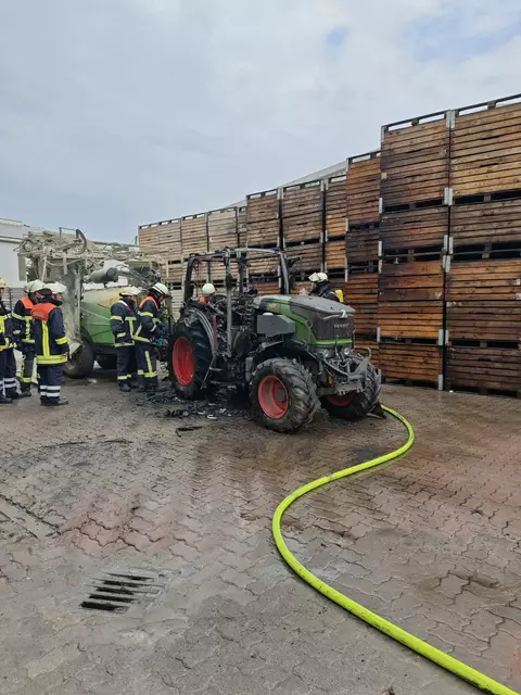 Der Trecker erlitt einen Totalschaden | Foto: Feuerwehr