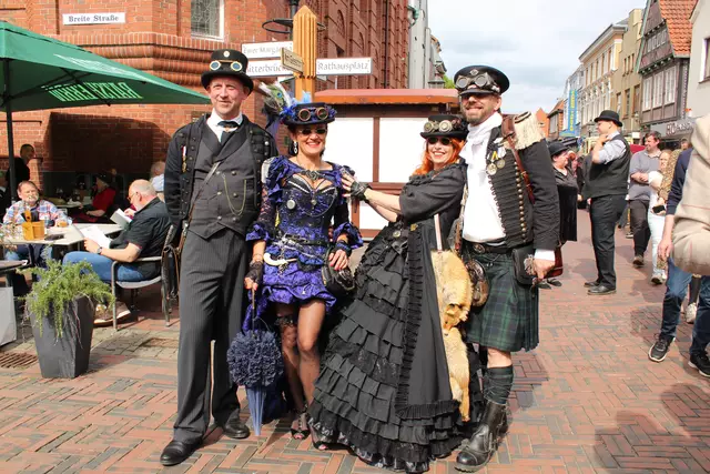 Beim Steampunk-Festival in der Buxtehuder Innenstadt kommen Menschen von nah und fern in aufwendig gestalteten Kostümen zusammen | Foto: Pauline Bellmann