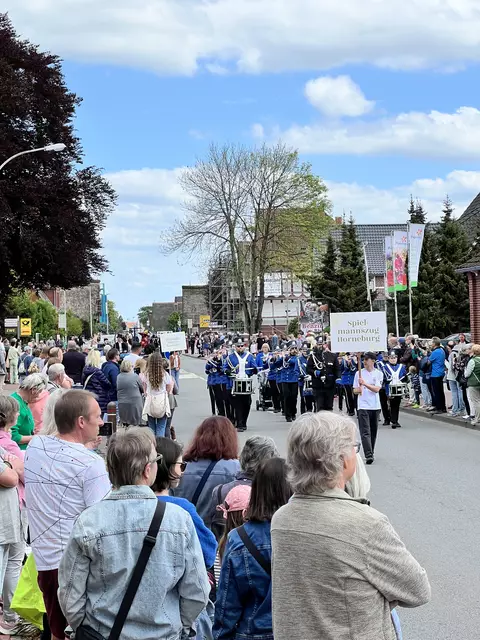 Mit Musik geht es durch Jork | Foto: Daniel Beneke/LK Stade