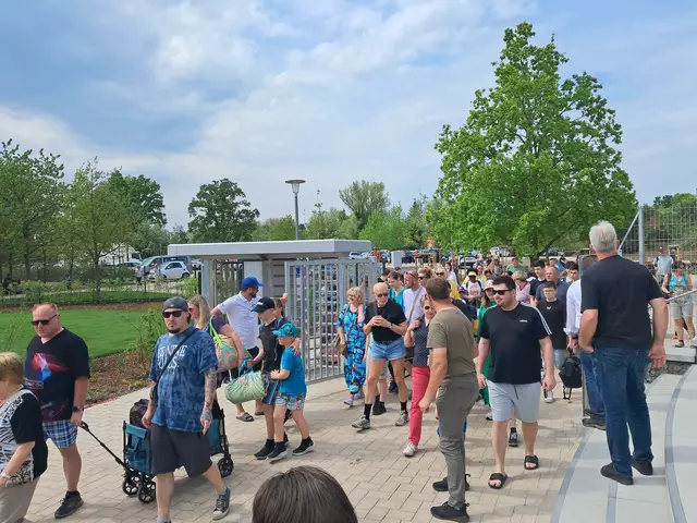 Rund 250 Gästen warteten vor dem Eingang, als die Tore zum ersten Mal geöffnet wurden | Foto: Anika Werner