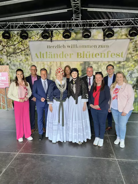Die neue Blütenkönigin im Kreis von politischer Lokalprominenz | Foto: Daniel Beneke/LK Stade
