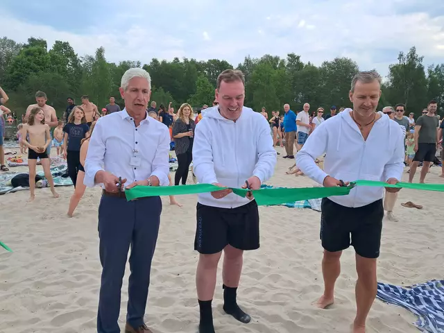 Landrat Reiner Rempe, Bürgermeister André Wiese und Stadtwerke Chef Hans-Georg Preuß schneiden symbolisch das Band zur Eröffnung durch | Foto: Anika Werner