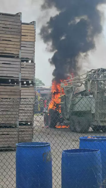 Der Trecker brannte lichterloh, die Flammen drohten auf die Obstkisten überzugreifen | Foto: Feuerwehr