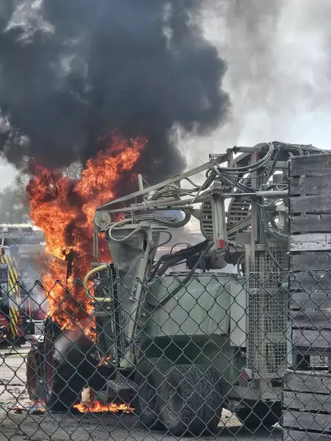 Der Trecker brannte lichterloh | Foto: Feuerwehr