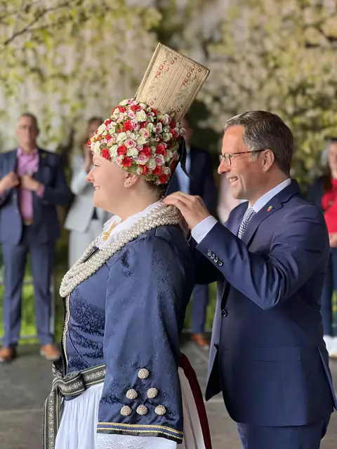 Landrat Kai Seefried hängt der Blütenkönigin ihre Amtskette um | Foto: Daniel Beneke/LK Stade