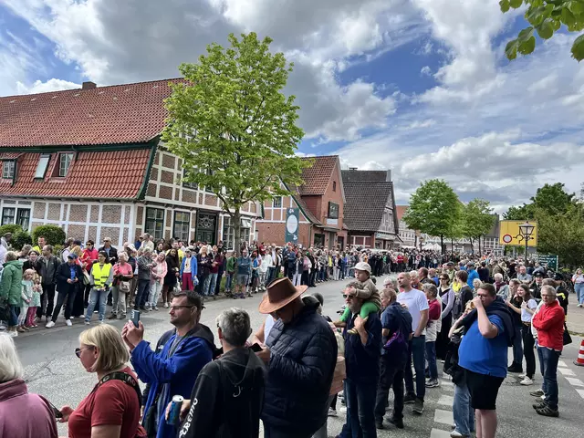 Tausende Gäste säumten die Straßen | Foto: Daniel Beneke/LK Stade