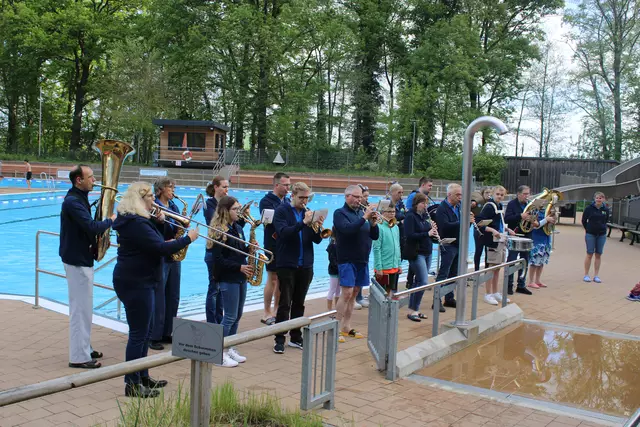 Das Blasorchester MTV Salzhausen begleitete den Waldbad-Saisonauftakt musikalisch | Foto: ce