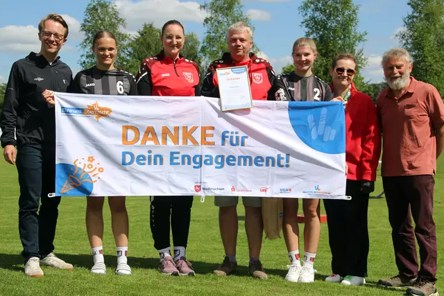 Ingo Lühmann (Mitte) wurde durch den Kreissportbund Stade für sein Engagement geehrt.  | Foto: MTV Wangersen