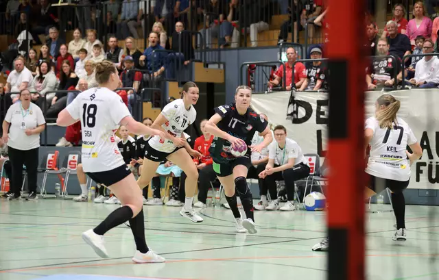 Minke van Katwijk (am Ball) steuerte zwei Tore zum Heimsieg der Handball-Luchse bei | Foto: cc
