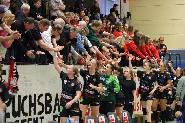 Abklatschen mit den Fans | Foto: cc