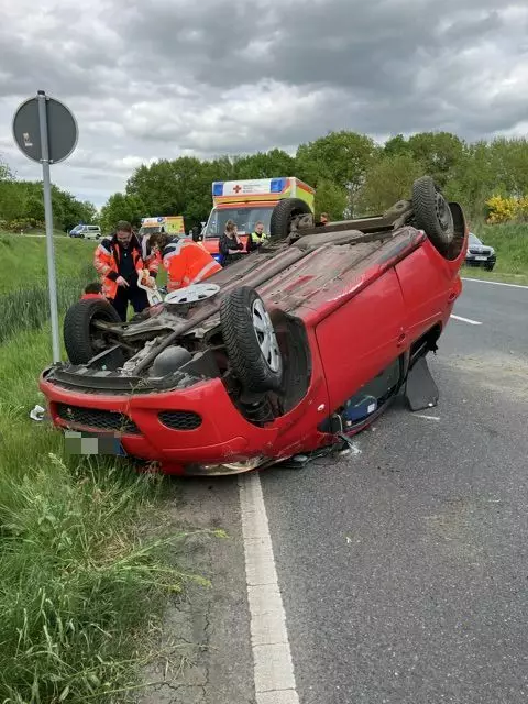 Ein Toyota hat sich auf der K30 überschlagen. In dem Auto saßen eine Mutter und ihre drei Kinder | Foto: Polizei