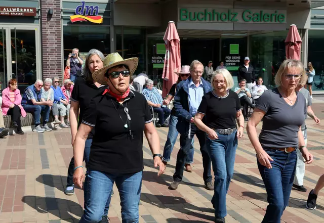 Aufführung vor der Buchholz Galerie | Foto: cc