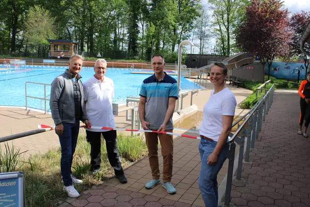 Eröffneten die Saison (v. li.): stellv. Bauamtsleiter Carsten Homann, der neue Badleiter Uwe Britze, Samtgemeinde-Bürgermeister Jens Köster und Bürgermeisterin Bianca Tacke | Foto: ce