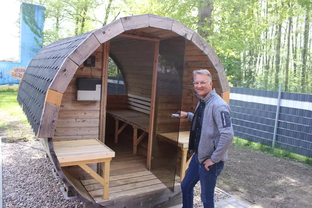 Carsten Homann präsentiert die Fasssauna als neue Attraktion auf dem Waldbadgelände | Foto: ce