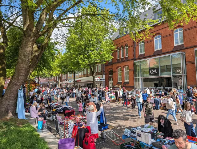 Buntes Treiben auf dem Pferdemarkt beim Stader Frühjahrströdelmarkt. | Foto: STADE Marketing und Tourismus GmbH