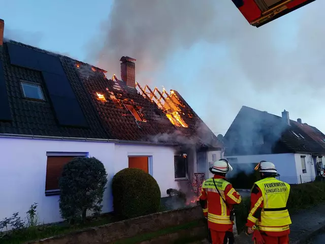 Bei Eintreffen der Feuerwehren stand der Dachstuhl in Flammen. Die Feuerwehrleute begannen umgehend mit dem Löschen  | Foto: Feuerwehr Gemeinde Neu Wulmstorf / Manon Wachner
