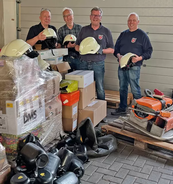 Kümmern sich um Hilfsgüter für die Ukraine (v. li.): Einsatzleiter Wilfried Sprekels, Feuerwehrkamerad Rainer Krusche aus Buxtehude und die Kameraden Johannes Warning und Rainer Witt aus Georgsmarienhütte.  | Foto: Daniel Beneke