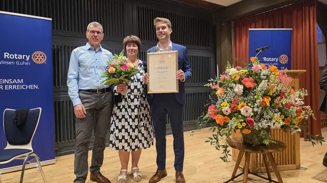 (v. li.): Eltern Sönke und Swantje Hansen mit Preisträger Jakob Hansen | Foto: Rotary Club