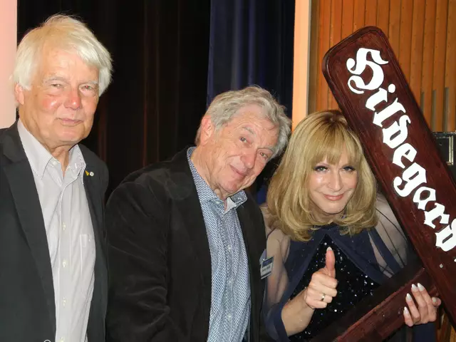 Bernd Beiersdorf (v. li.), Tommy Smidt und Tim Fischer halten das neue Schild für den neuen "Hildegard-Knef-Platz" | Foto: Christina Michow
