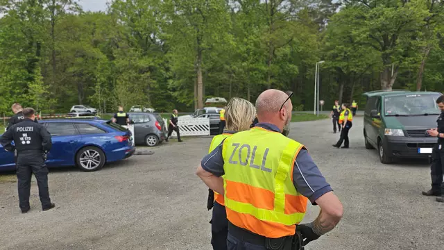 Bei den Verkehrskontrollen waren neben der Polizei auch Kräfte des Zoll im Einsatz | Foto: Polizei