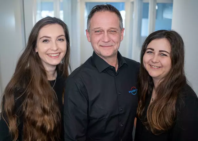 Strahlende Mitarbeiter: Assistenz der Geschäftsführung und Prokuristin Saskia Wilkening (li.) mit der Projektleitung Frank Nast und die Assistenz der Projektleitung Janine Wilke | Foto: Wilkening