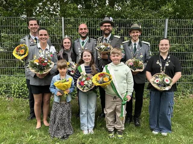 Das neue Würdenträgerhaus 2025 in Wiepenkathen: (hi. v. li.), 2.Ritter Sebastian Läufer, Beste Dame Jessica Seidenberg, Königin Sina Klabunde, König Sebastian Klabunde, 1. Ritter Timo Petereit, Jungschützenkönig Tim Nachkunst und Jugendkönigin Emily Heinert. (vorne v. li.):
Kinderkönigin Paulina Opitz, Prinzessin Greta Peters und Prinz Paul Tiedemann | Foto: SV Wiepenkathen e.V.